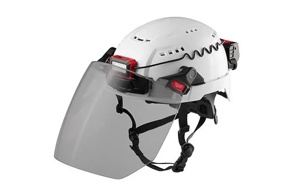Alt-Text: "Weißer Milwaukee BOLT 200 Schutzhelm ausgestattet mit zusätzlichem Visier, bietet optimalen Kopfschutz und Sichtbarkeit auf der Baustelle.