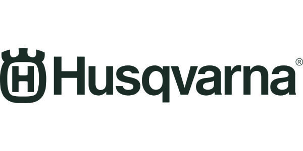 Hier sehen Sie das Husqvarna Logo mit dem Namen Husqvarna (rechts daneben). Das Logo ist in dunkler Farbe gehalten, um zu verdeutlichen dass Husqvarna schon lange existiert.