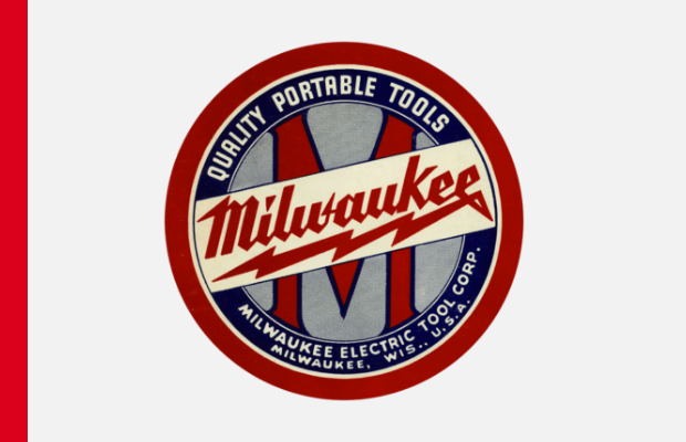 Das alte runde Milwaukee Logo mit dem obligatorischen Milwaukee Schriftzug und Blitz auf einem roten M umgeben von der Fimierung Milwaukee Electric Tool Corp. USA